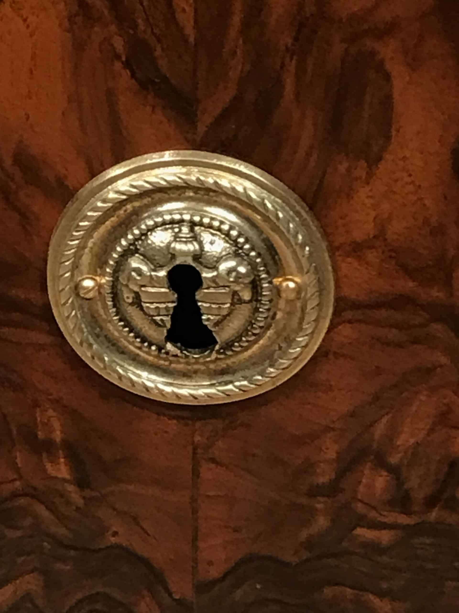 Antique Louis XVI Chest of Drawers- view of the escutcheon- Styylish