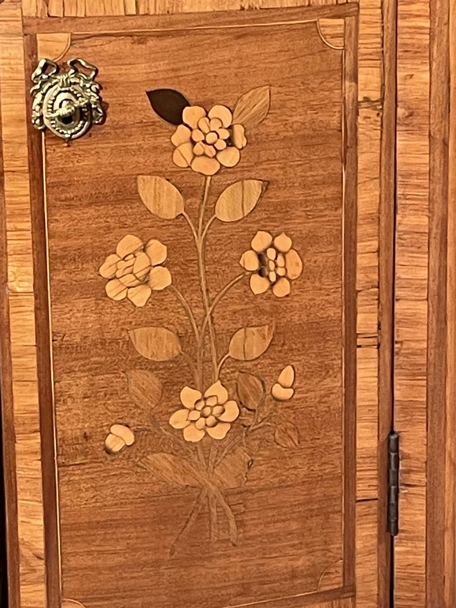 Napoleon III Bookcase- marquetry on the right door- Styylish